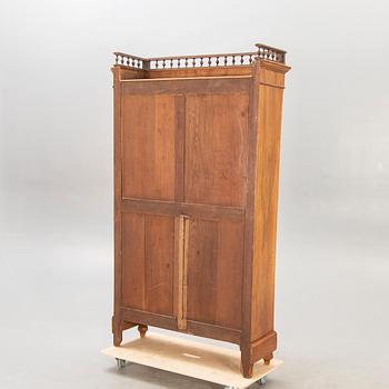 Bokskåp/vitrinskåp 1900-talets första hälft.