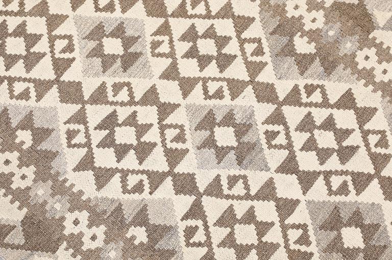 A Kilim runner, approx. 400 x 81 cm.