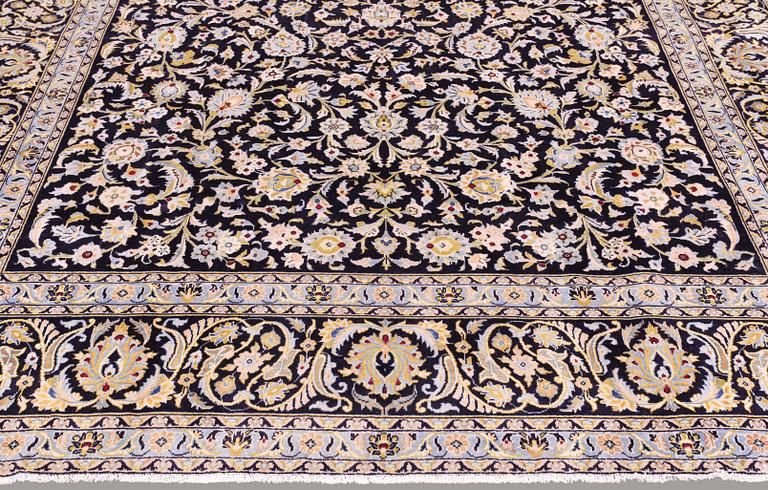 A carpet, Kashan, signed, ca 410 x 292 cm.