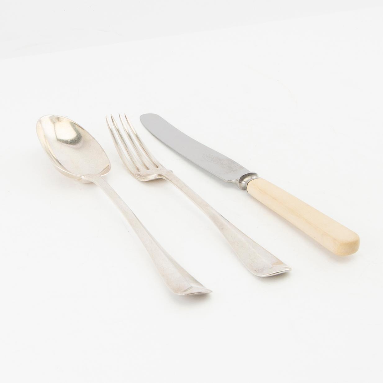Josiah Williams & Co (David Landsborough Fullerton), cutlery 24 pcs silver London England early 20th century.