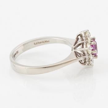 Ring in 14K gold with a pink faceted sapphire and round brilliant-cut diamonds.