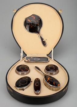TOILETTSET, 7 delar, silver och sköldpaddsskal, Birmingham 1927.