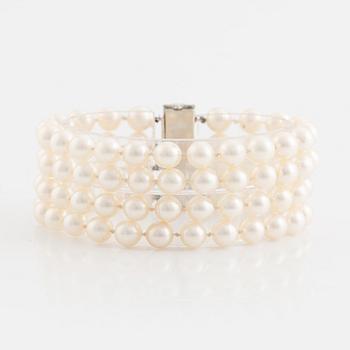 Four strand cultured pearl bracelet, clasp white gold with brilliant cut diamonds.
