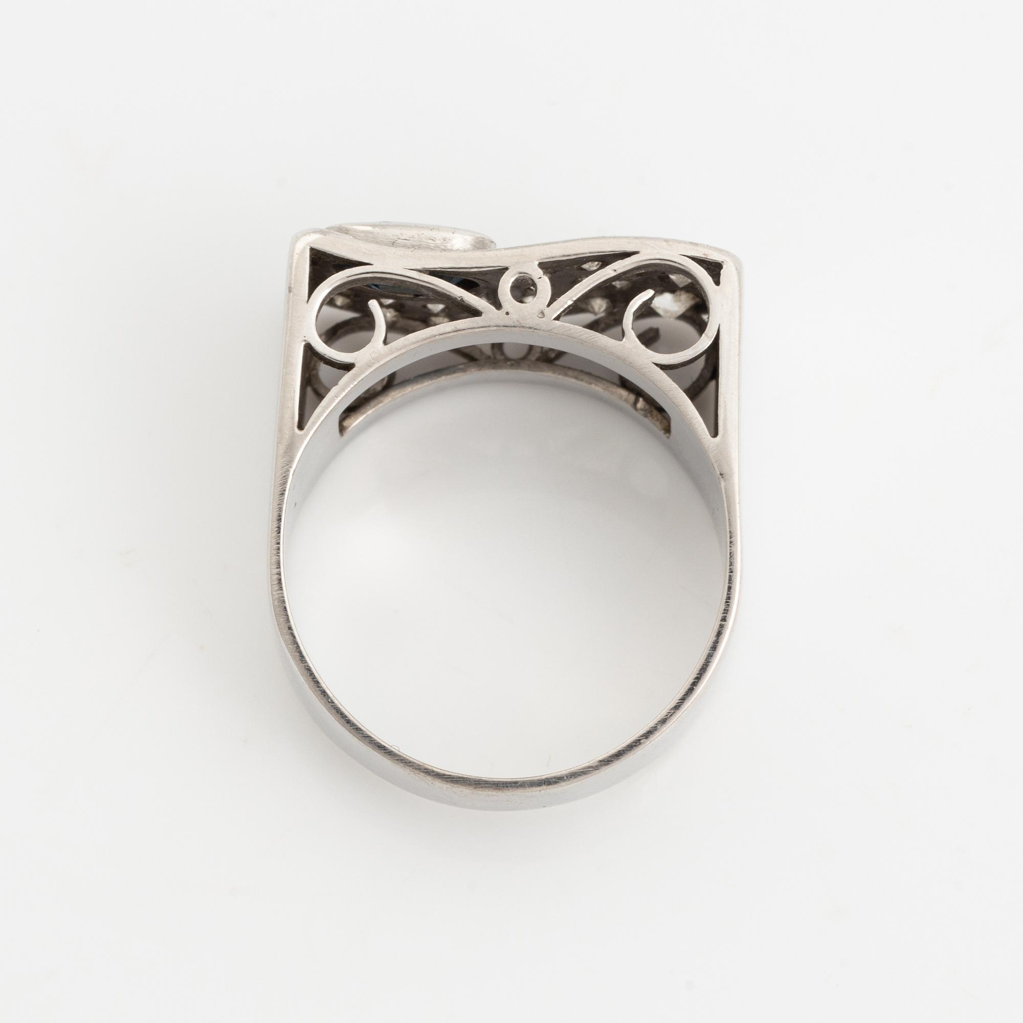 An 18K whit gold ring set with a sapphire and old- and eight-cut diamonds.