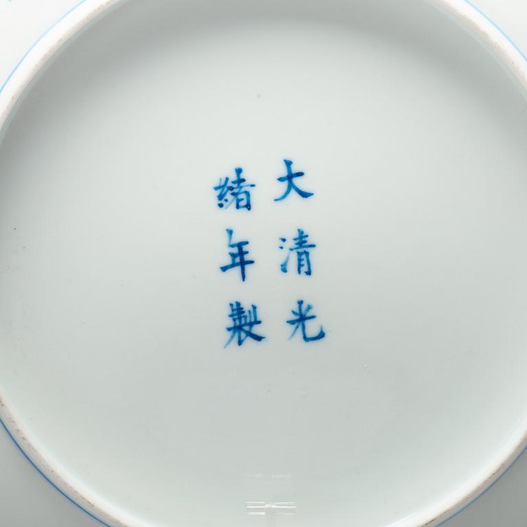 A large blue and white bowl with cover, Qing dynasty, Guangxu mark and period (1875-1908).