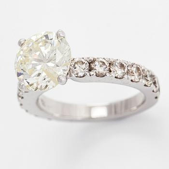 Ring, 18K vitguld, med en briljantslipad diamant ca 3.00 ct,