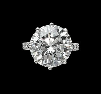 1006. A brilliant cut diamond ring, 6.03 ct. Cert. DPL.