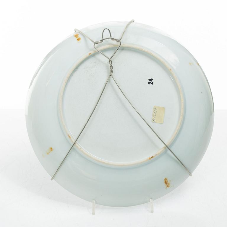 A set of three export porcelain plates and two dishes, Qing dynasty, Qianlong (1736-95).