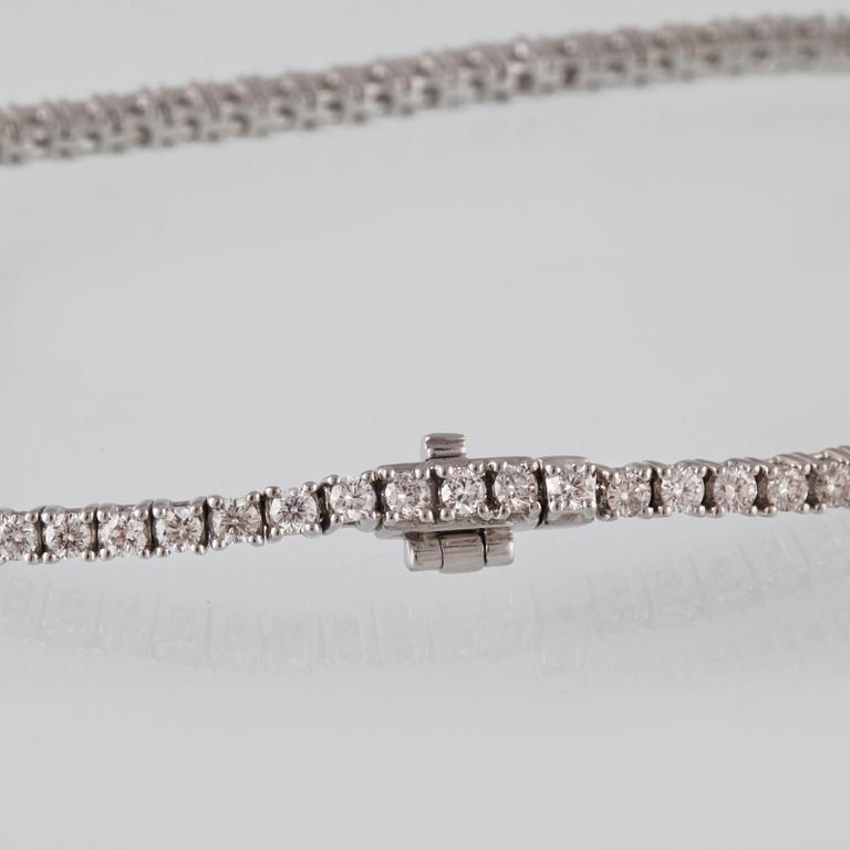 ARMBAND, 18K vitguld med 27 briljantslipade diamanter 2.29 ct. Vikt 9,6 gram.