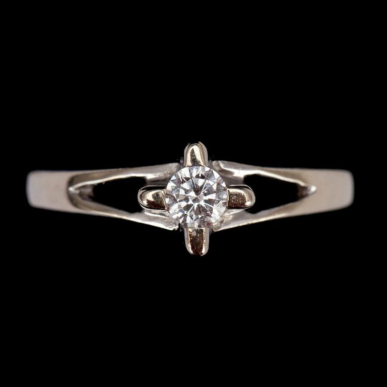 RING, vitguld 14K, briljantslipad diamant 0,18 ct. Vikt 3,2 g.  Intyg.