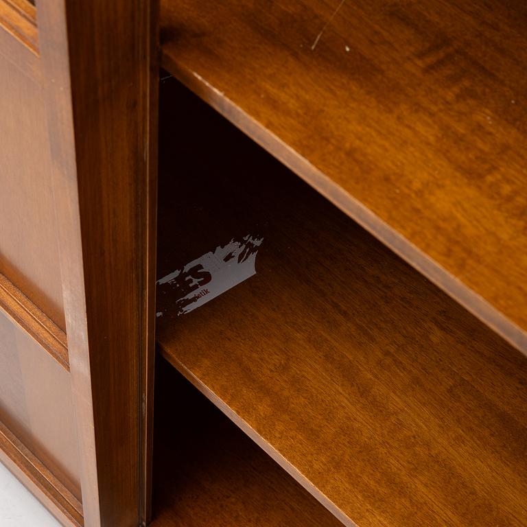 Vitrinskåp, ett par, samt skåp, Selva, Italien.