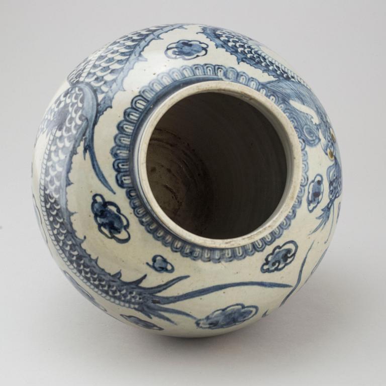 A blue and white ceramic pot, Korea, 20th century.