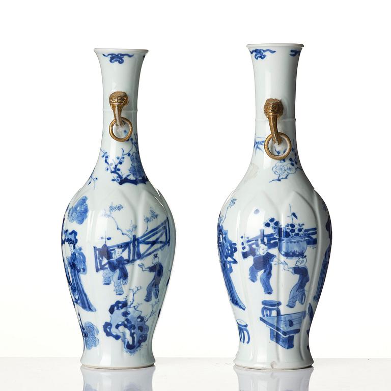 A pair of blue and white vases, Qing dynasty, Kangxi (1662-1722).