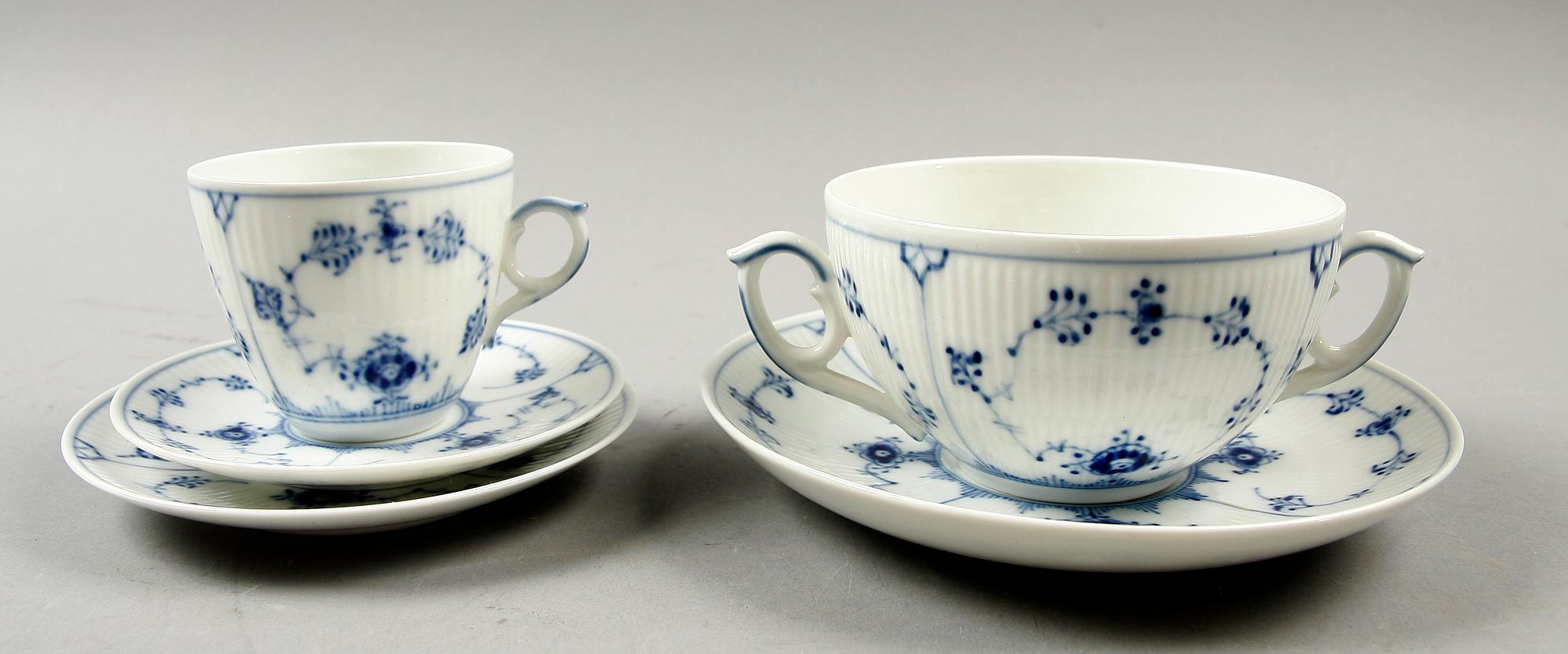 SERVIS, 131 delar, porslin, "Musselmalet", Royal Copenhagen och YTTERFODER, porslin, "Musselmalet", Bing & Gröndahl, Danmark.