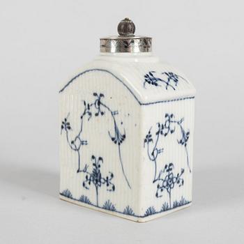 A blue and white porcelain tea caddy, around 1800.