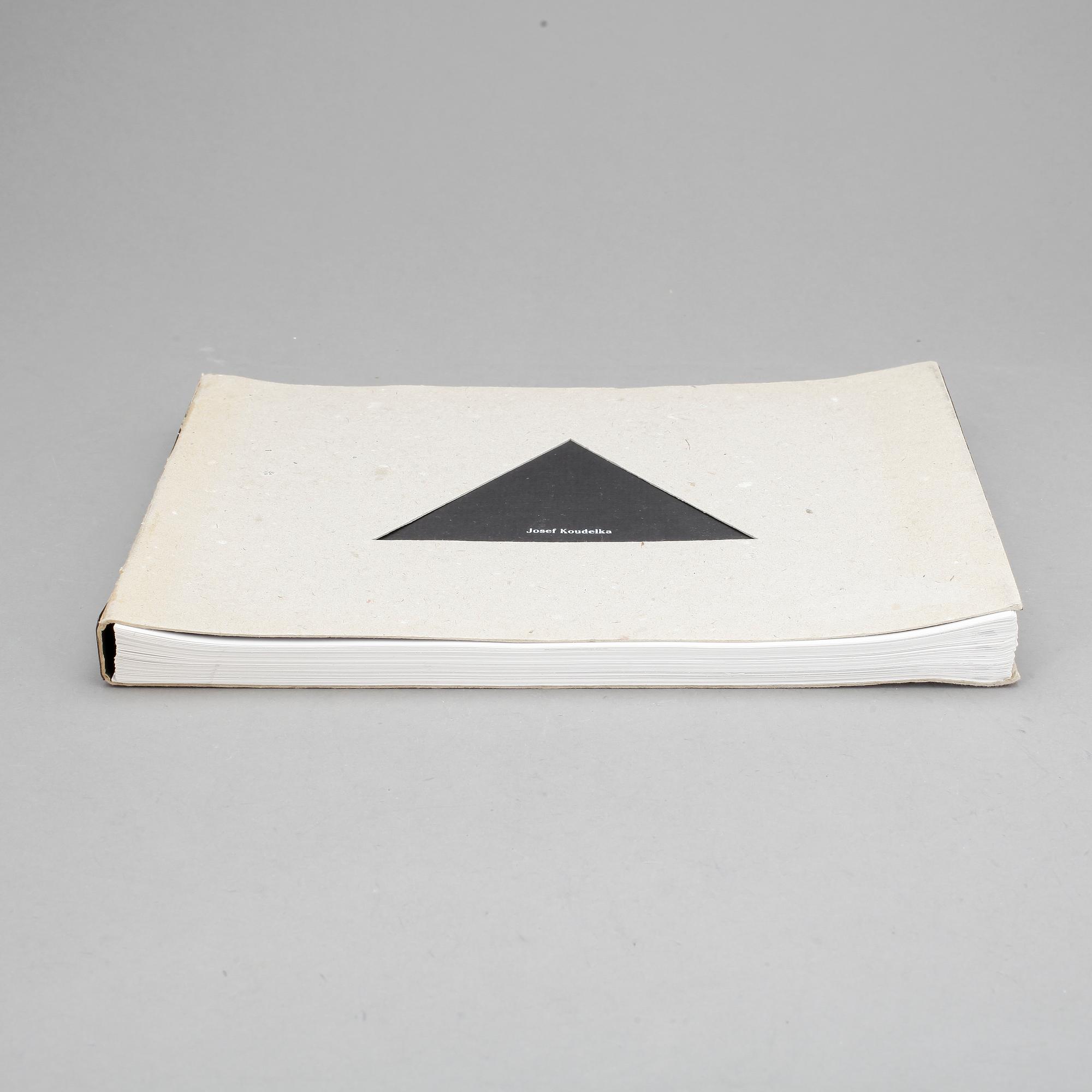 JOSEF KOUDELKA, fotobok, "Black Triangle", 1994, ISBN 80-901131-4-1.