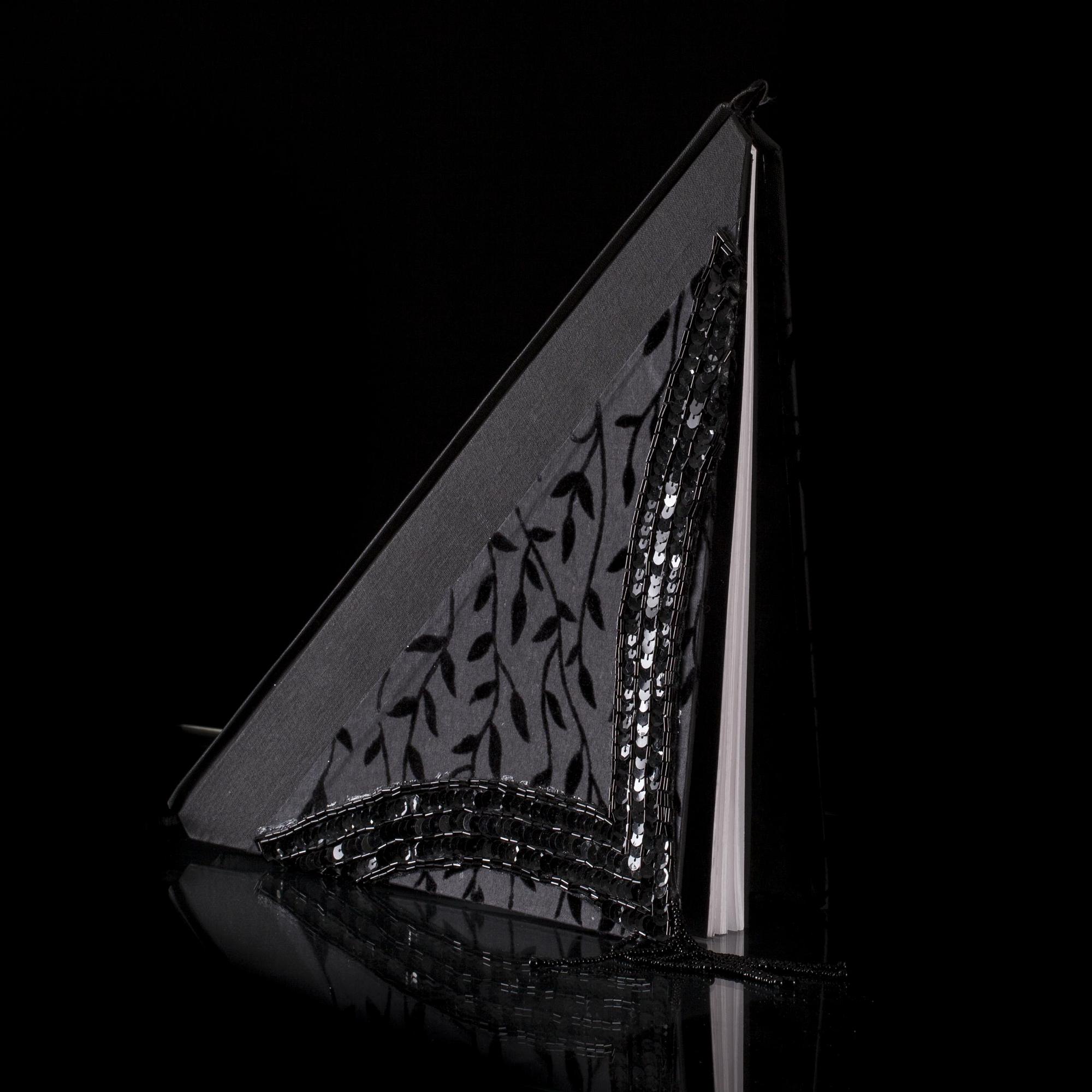 ELINA LIIKANEN
"Carmen"
Bok.