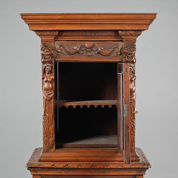 SKÅP PÅ BENSTÄLLNING, sent 1800-tal.