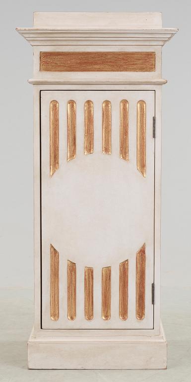 KOLONNSKÅP, gustaviansk stil, 1900-tal.