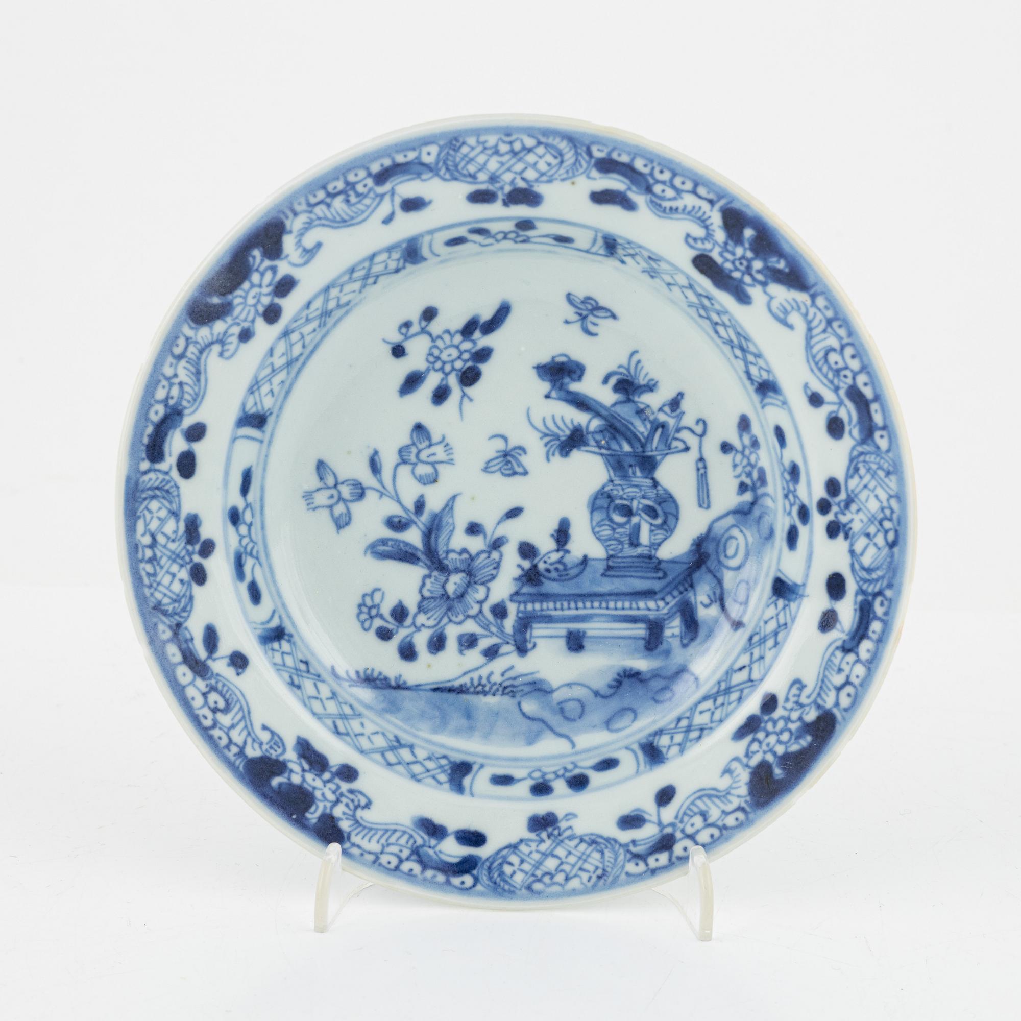 Servisdelar, porslin, 43 st, Kina, Qingdynastin, mestadels Qianlong (1735-95).