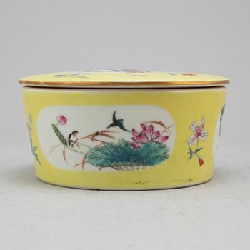 A Chinese famille rose bowl with cover, 20th century.