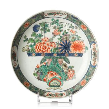 1038. A famille verte 'flower basket' dish, Qing dynasty, Kangxi (1662-1722).