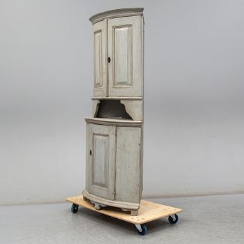HÖRNSKÅP, 1800-talets första hälft.