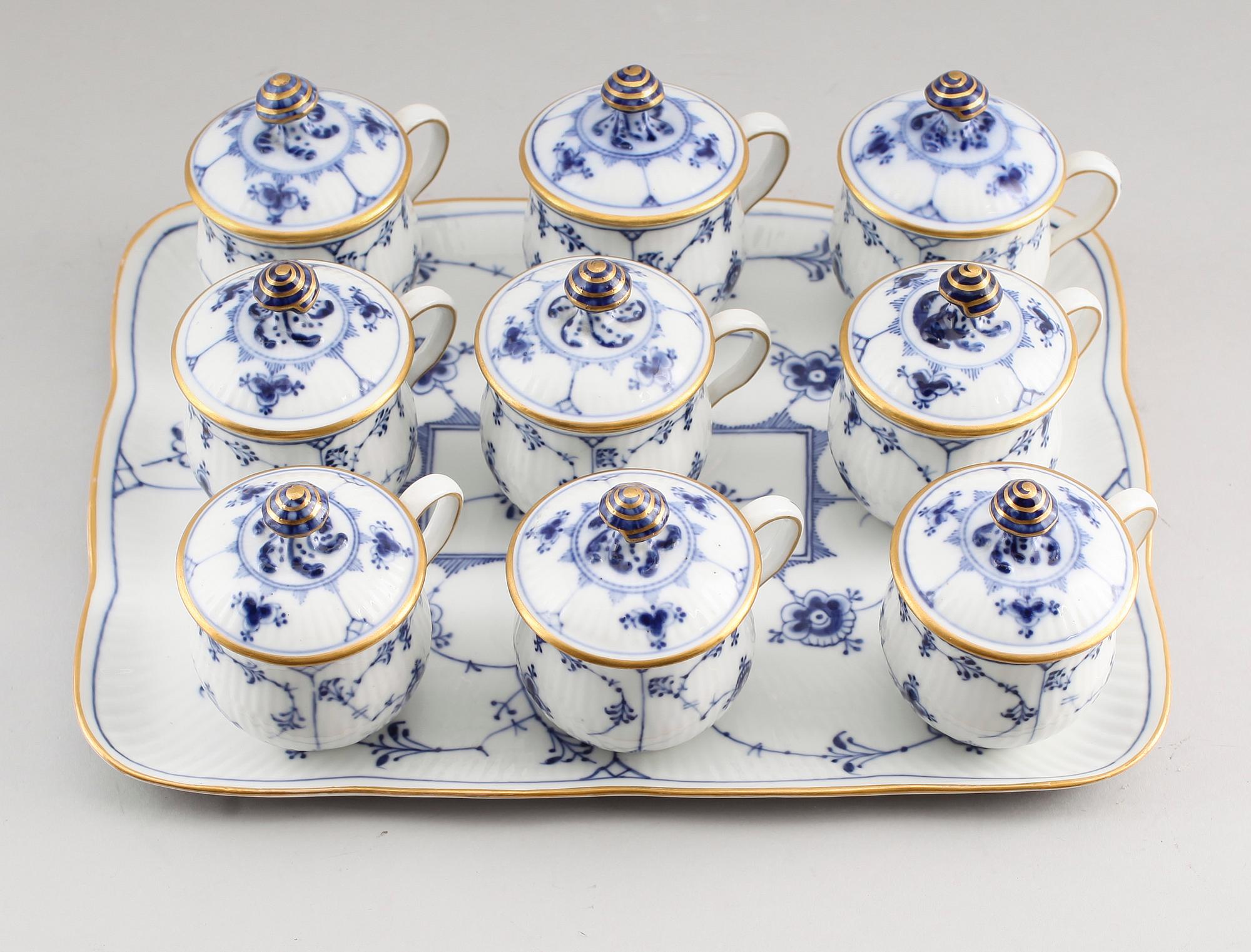 CREMEKOPPAR OCH BRICKA, 10 delar, porslin, "Musselmalet",  Royal Copenhagen.