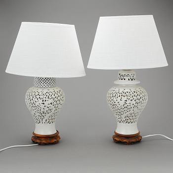 BORDSLAMPOR, ett par, porslin, 1900-tal, Kina.