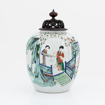 A famille verte jar, Qing dynasty, 19th Century.