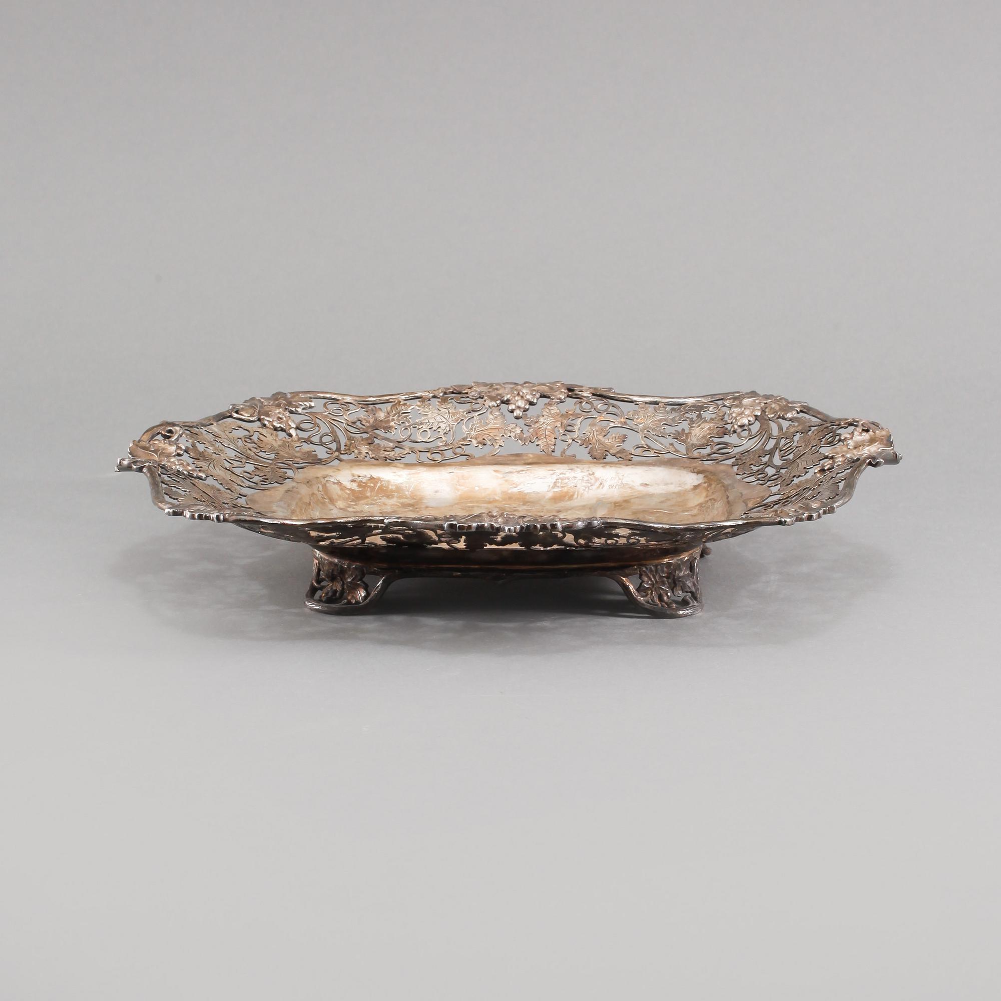 BRÖDFAT, silver, Atkin Brothers, Sheffield, 1930, vikt 765 g.