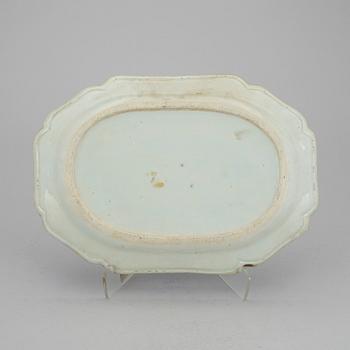 A blue and white serving dish, Qianlong (1736-95) Qing dynasty.