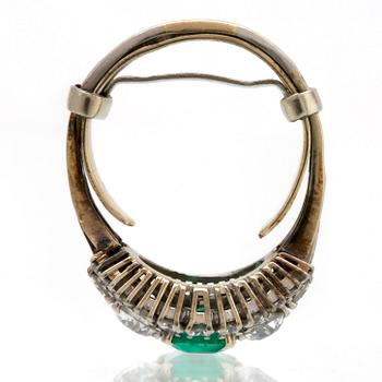 Ring 18K vitguld med 1 smaragd och gammalslipade briljanter och briljanter ca 1 ct.