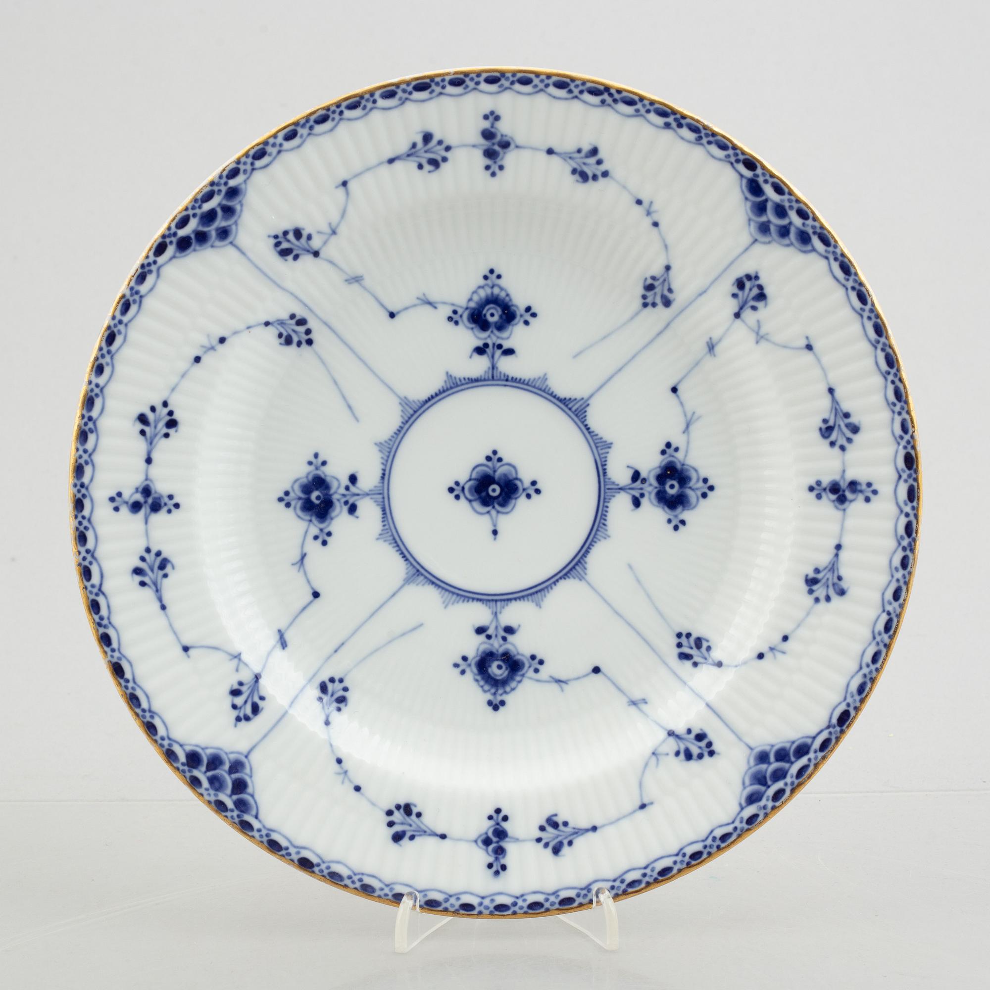 A plate, a coffeecup with saucer and a moca cup with saucer, "Blue Fluted half lace"/"Musselmalet", Royal Copenhagen.