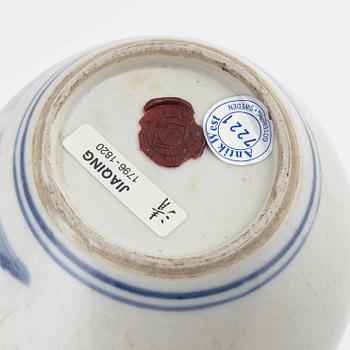 A blue and white porcelain urn, China, Qingdynasty, first half of the 20th century.