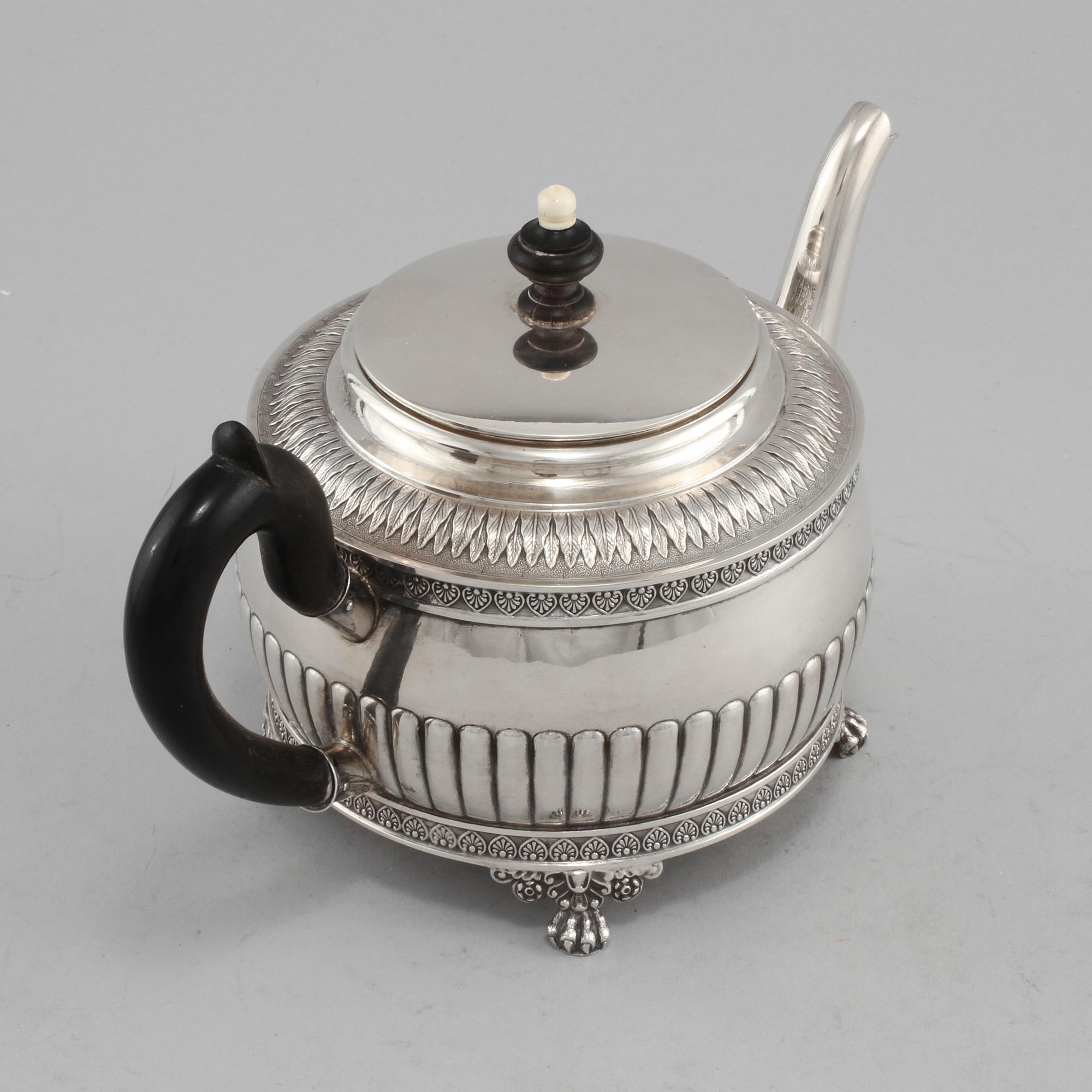 TEKANNA, silver, C G Hallberg, Stockholm, 1899. Vikt 406 g.