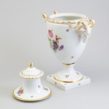 A FÜRSTENBERG PORCELAIN VASE AND COVER, first half of the 20th century.