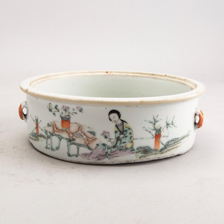 A Chinese porcelain 19th century dish.