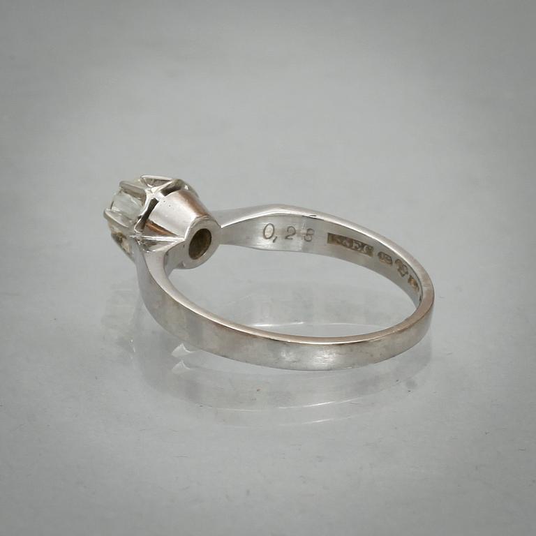 RING 18k vitguld med briljantslipad diamant tot ca 0,28 ct enligt gravyr. Vikt 3,2 g.