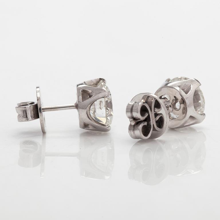 A pair of brilliant-cut diamond stud earrings in 18K white gold.