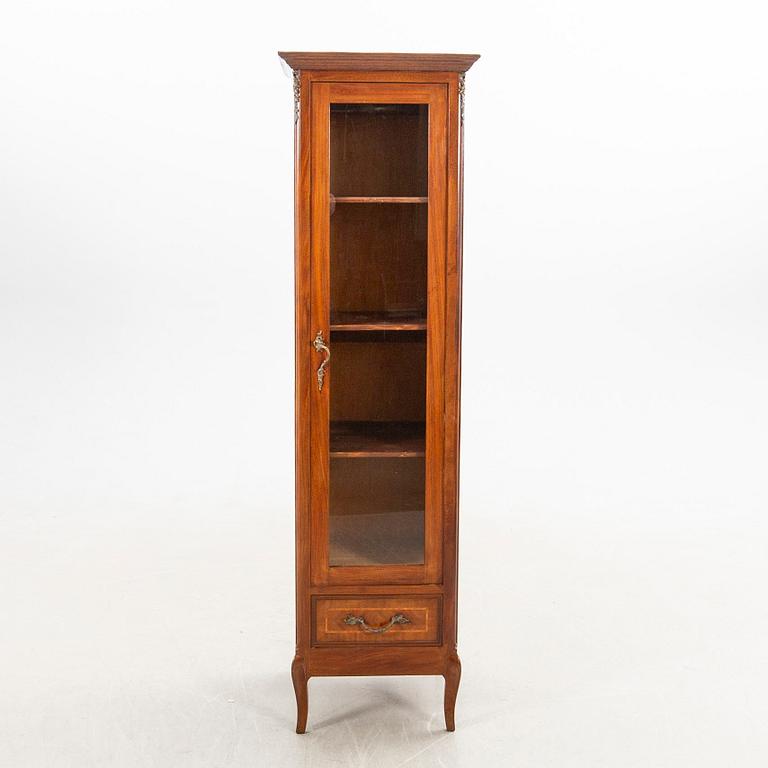 Vitrinskåp Louis XV-stil 1900-talets andra hälft.