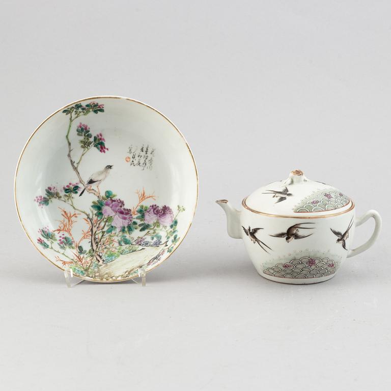 A Chinese porcelain teapot and a bowl mark of Guangxu, 20th century.