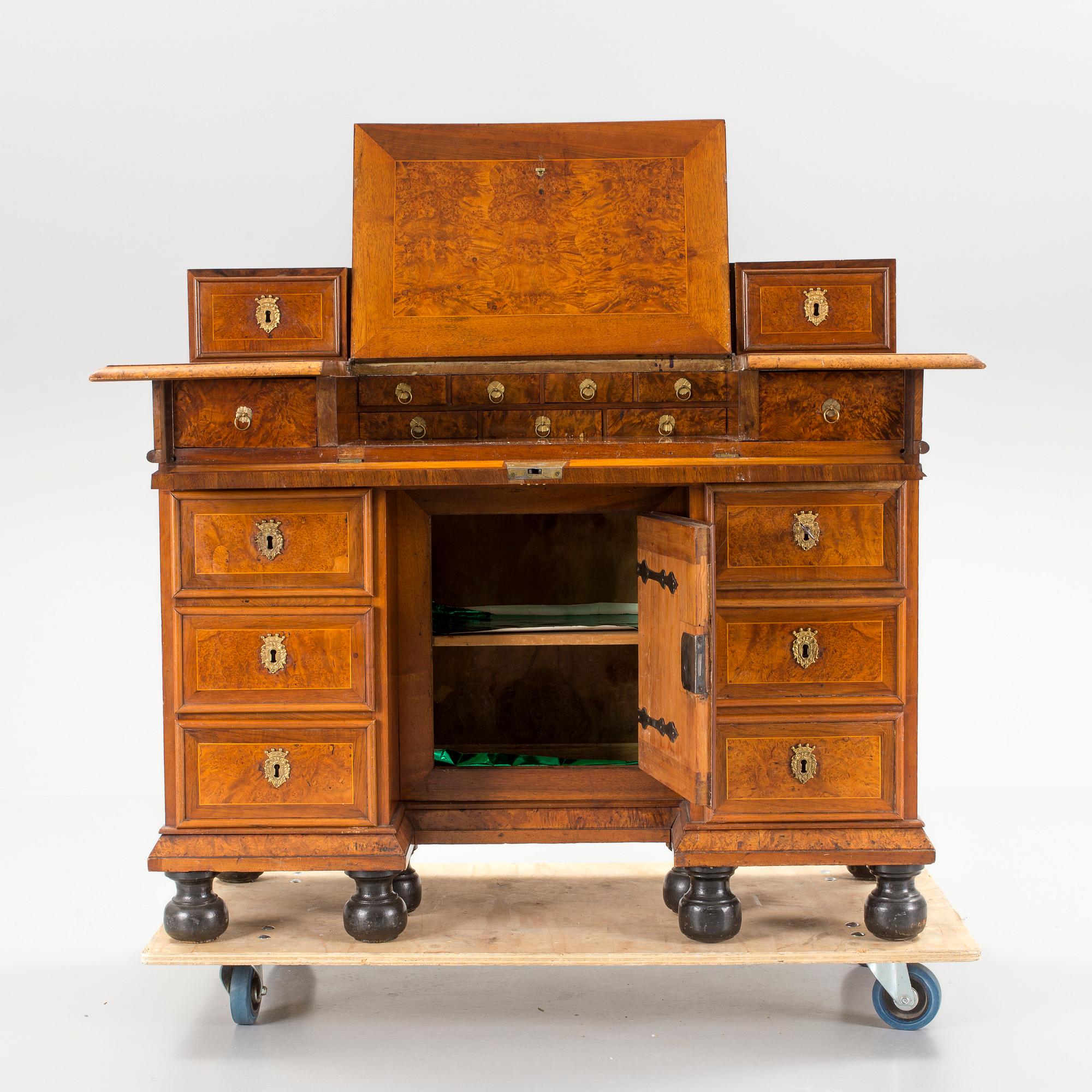 SKRIVBORD MED UPPSATS, barock, 1700-tal.