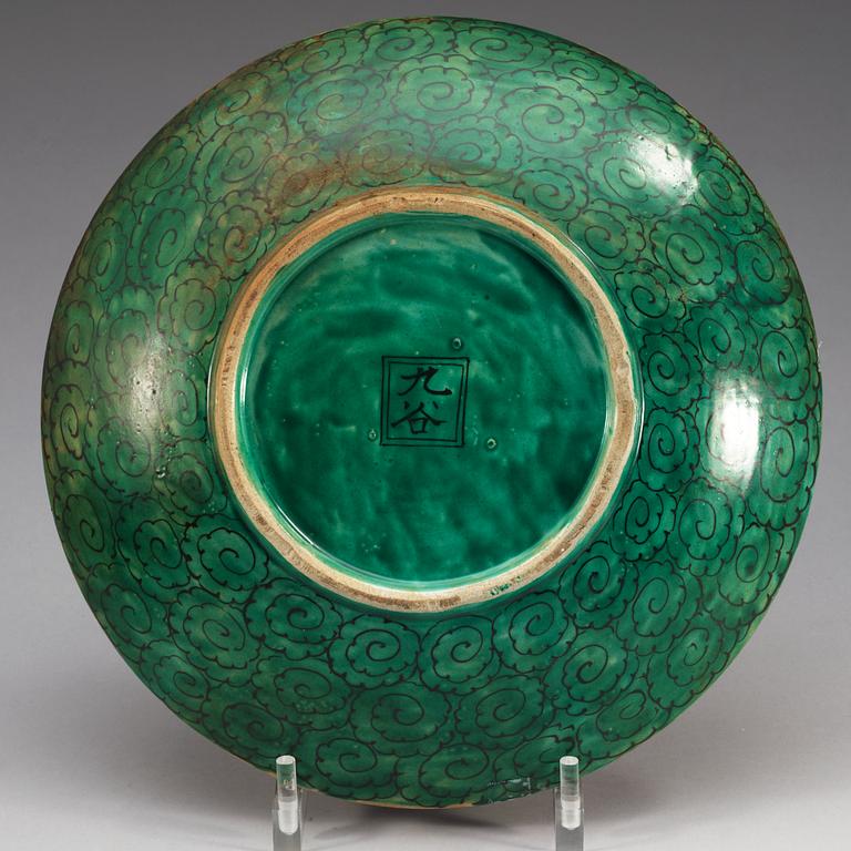 A Japanese Kutani ware charger, Meiji (1868-1912).