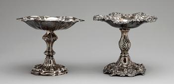 SKÅLAR, 2 st, silver, nyrokoko, bla Adolf Lilja, Stockholm, 1850 resp 1866. Totalvikt ca 555 g.