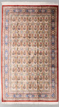 A sillk Qum carpet, Central Persia, signerad 310 x 197 cm.