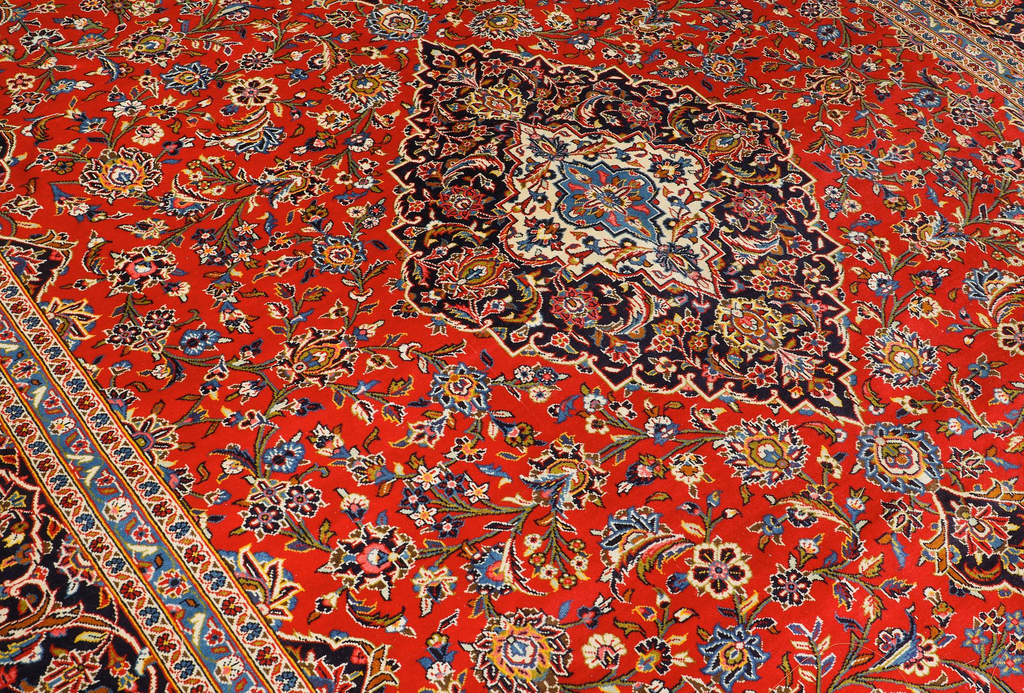 A carpet, Kashan, ca 410 x 287 cm.