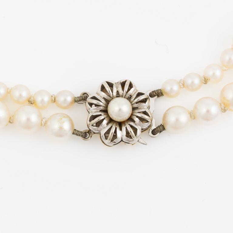 Necklace two rows of cultured pearls clasp 18K gold with a cultured pearl.