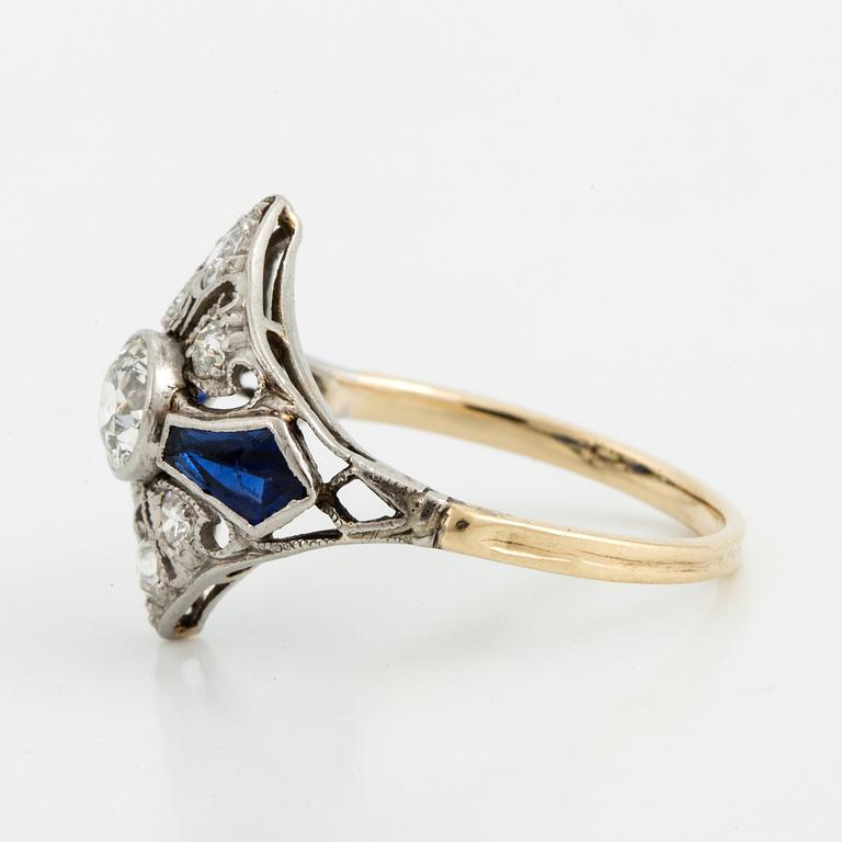 RING, med gammalslipade diamanter och troligen syntetiska safirer.