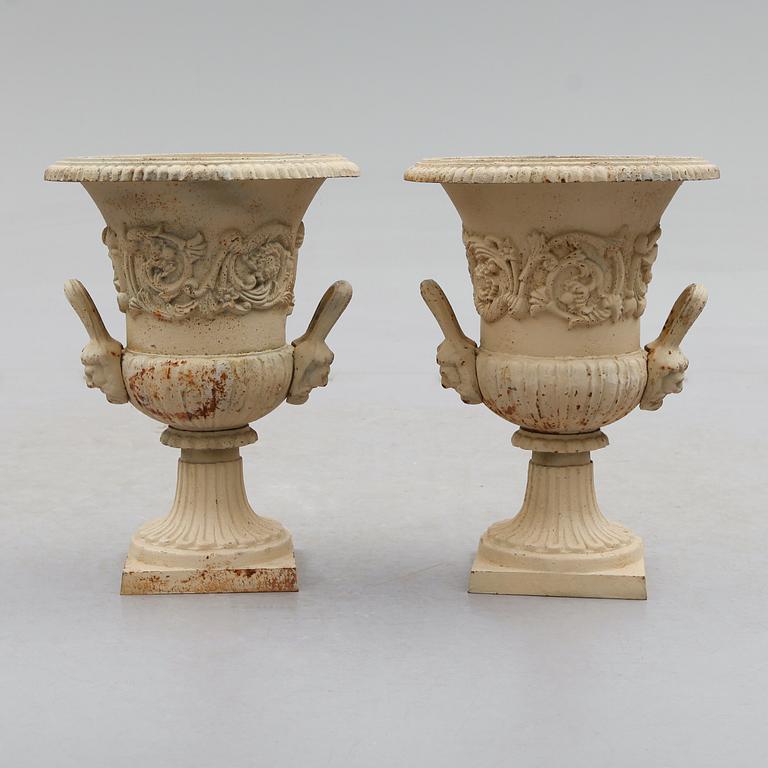 TRÄDGÅRDSURNOR, 1 par, gjutjärn, 1900-talets andra hälft.